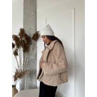 Женская короткая шуба из букле бежевого цвета 29805