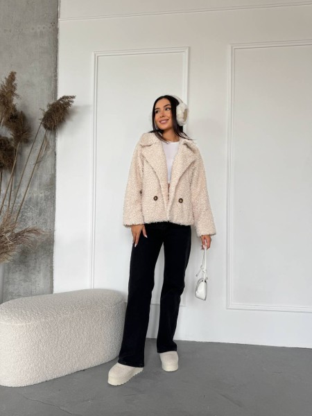 Жіноча коротка шуба з букле молочного кольору 29806