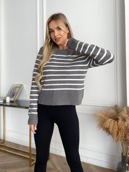 Жіночий короткий светр у смужку сірого кольору 29866