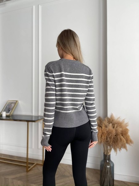 Жіночий короткий светр у смужку сірого кольору 29866