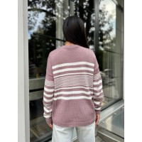 Подовжений жіночий светр із написом пудрового кольору 29906