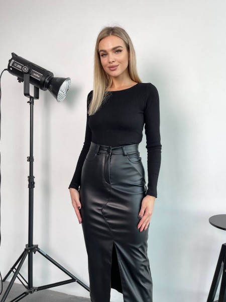 Женская юбка с разрезом из эко-кожи на флисе черного цвета 29907