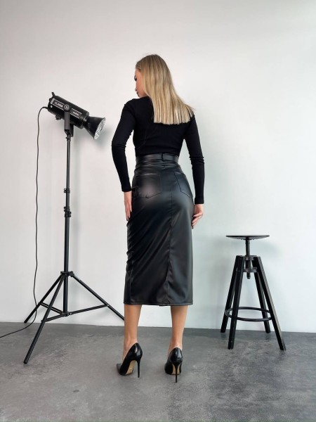 Женская юбка с разрезом из эко-кожи на флисе черного цвета 29907