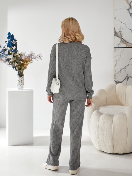 Женский вязаный костюм серого цвета 29952