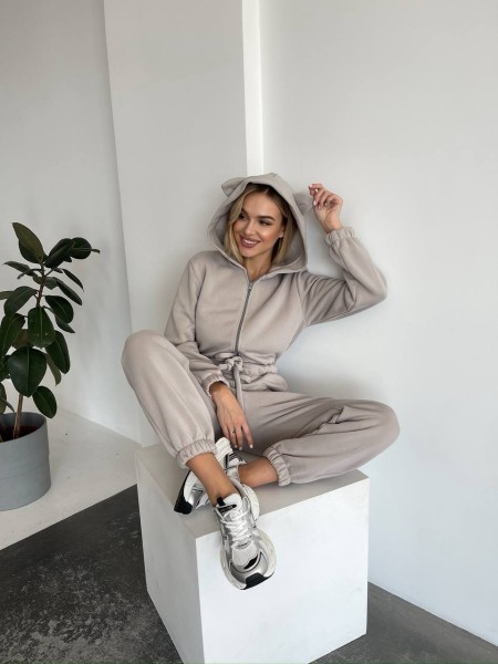 Теплий жіночий комбінезон із вушками бежевого кольору 29991