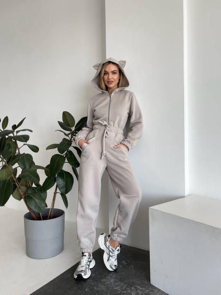 Теплий жіночий комбінезон із вушками бежевого кольору 29991