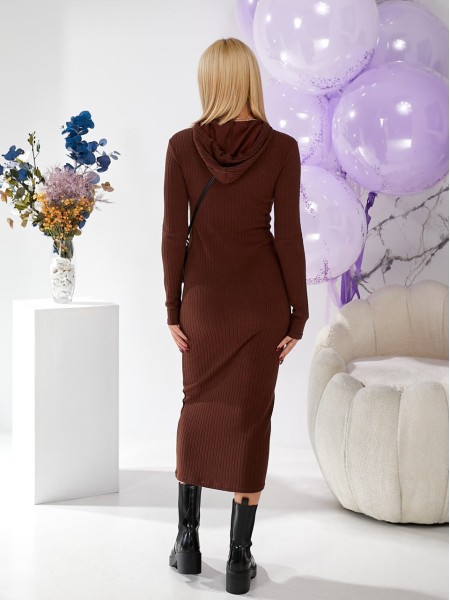Длинное платье с капюшоном коричневого цвета 29998