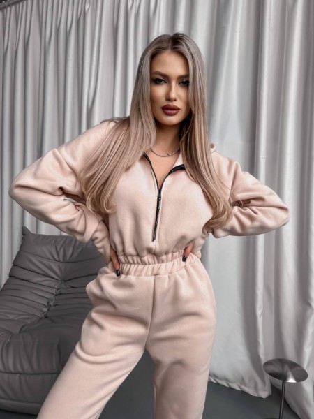 Теплый женский комбинезон бежевого цвета 30018