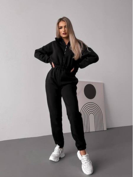 Теплый женский комбинезон черного цвета 30019