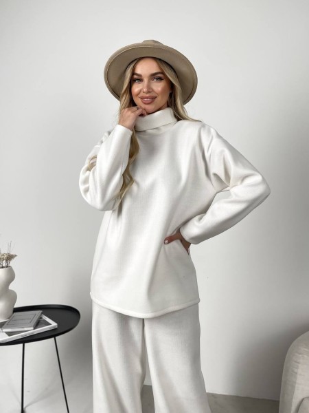 Жіночий ангоровий костюм молочного кольору 30028