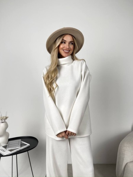 Жіночий ангоровий костюм молочного кольору 30028