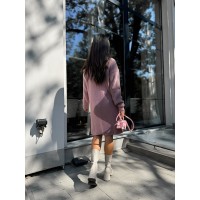 В'язана сукня до колін пудрового кольору 30071