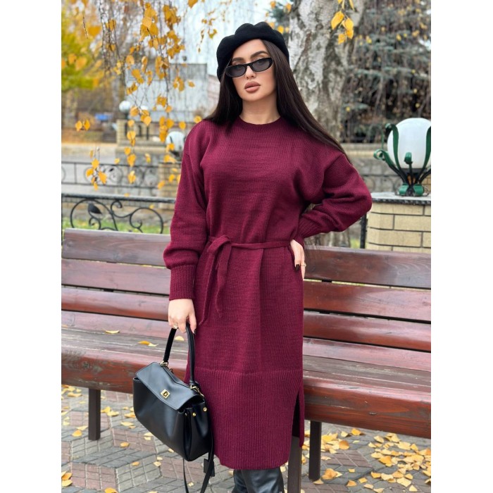 Теплое платье с поясом бордового цвета 30082