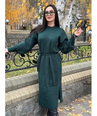 Теплое платье с поясом изумрудного цвета 30083