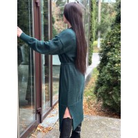 Теплое платье с поясом изумрудного цвета 30083