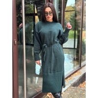 Теплое платье с поясом изумрудного цвета 30083