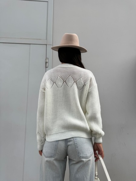 Класичний жіночий светр молочного кольору 30187