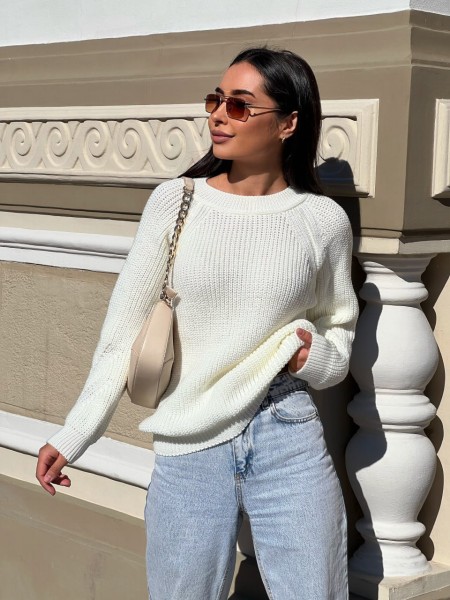 Жіночий однотонний светр молочного кольору 30202