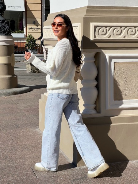 Жіночий однотонний светр молочного кольору 30202