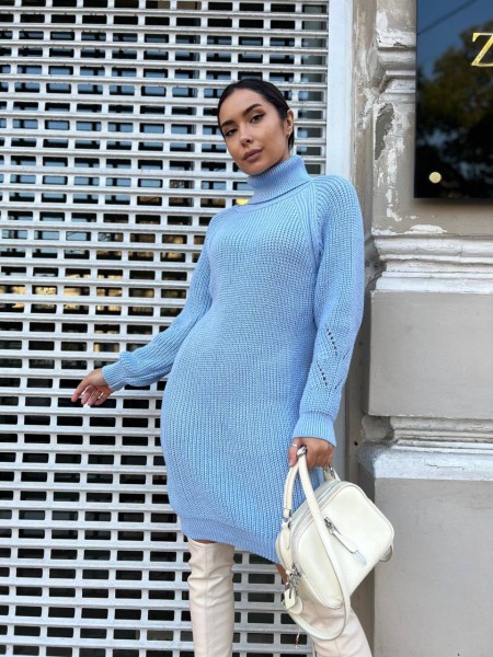 В'язана сукня зі стійкою блакитного кольору 30205