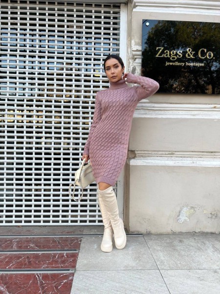 В'язана сукня з горловиною пудрового кольору 30209