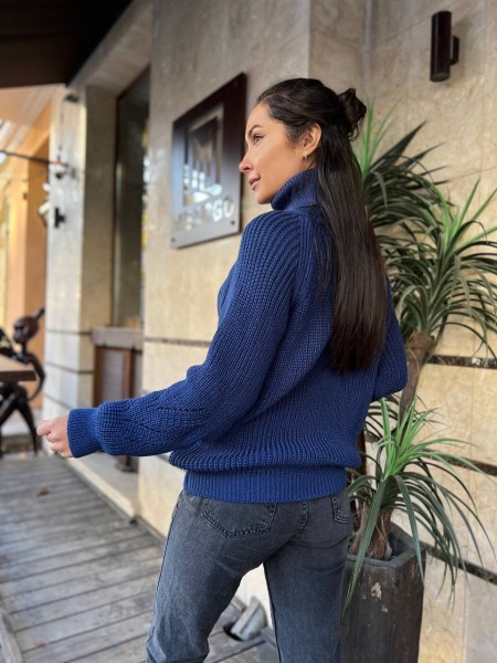 Жіночий однотонний светр із горловиною синього кольору 30264