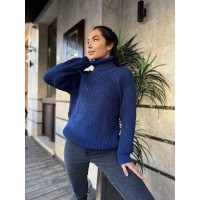 Жіночий однотонний светр із горловиною синього кольору 30264