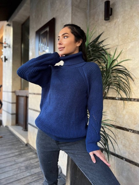Жіночий однотонний светр із горловиною синього кольору 30264