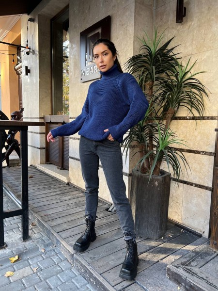 Жіночий однотонний светр із горловиною синього кольору 30264