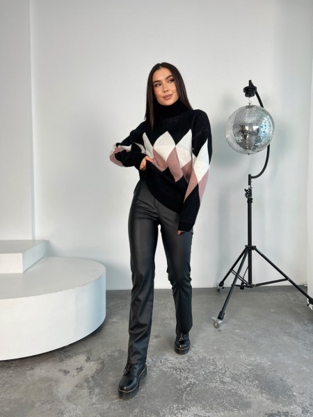 Жіночий теплий светр із горловиною чорного кольору 30268