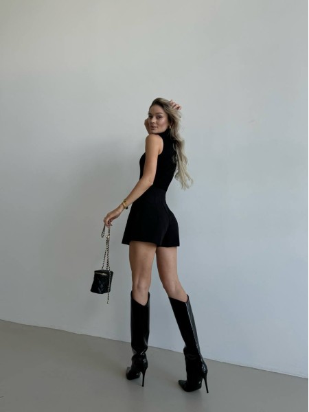 Жіночі короткі шорти-спідниця чорного кольору 30360