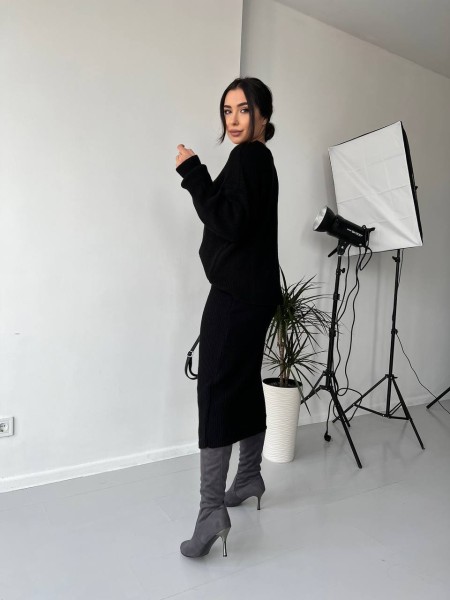 Женский теплый костюм с юбкой черного цвета 30417