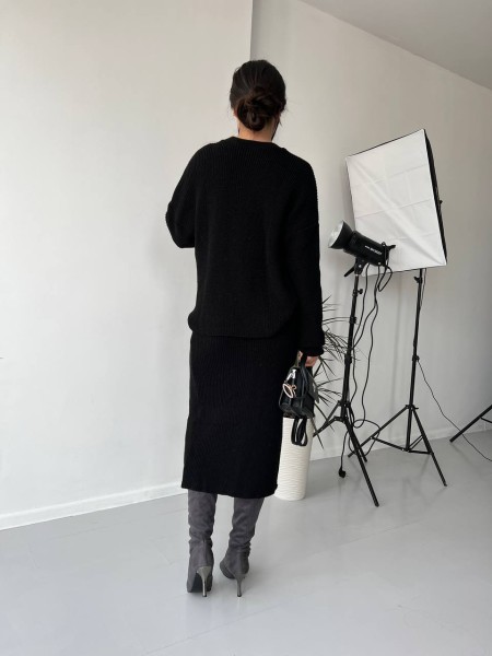 Женский теплый костюм с юбкой черного цвета 30417