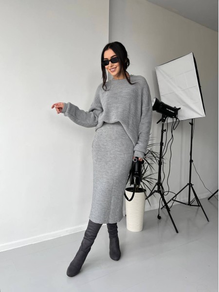 Женский теплый костюм с юбкой серого цвета 30419