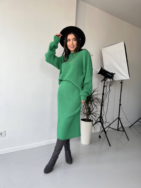 Женский теплый костюм с юбкой зеленого цвета 30422