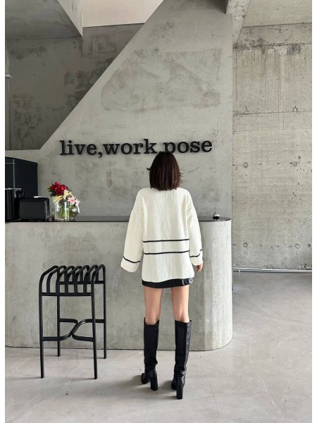 Подовжений жіночий светр на блискавці білого кольору 30467