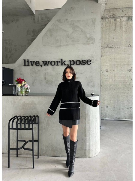 Подовжений жіночий светр на блискавці чорного кольору 30468