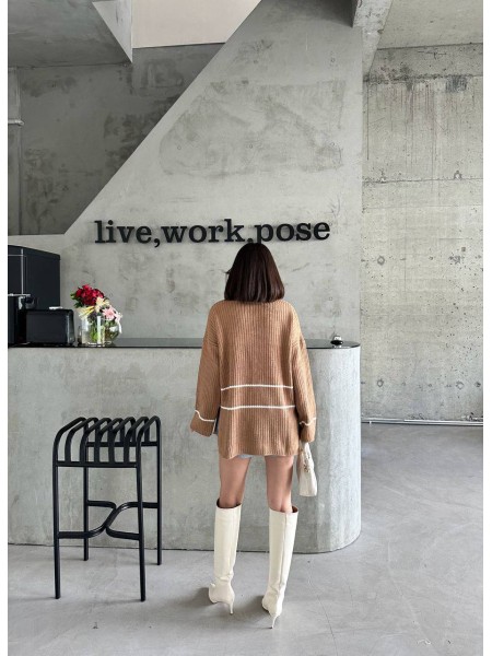 Подовжений жіночий светр на блискавці бежевого кольору 30469