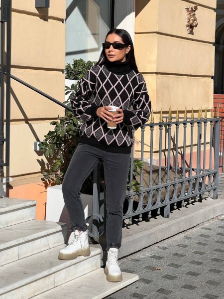 Жіночий светр із горловиною чорного кольору 30485