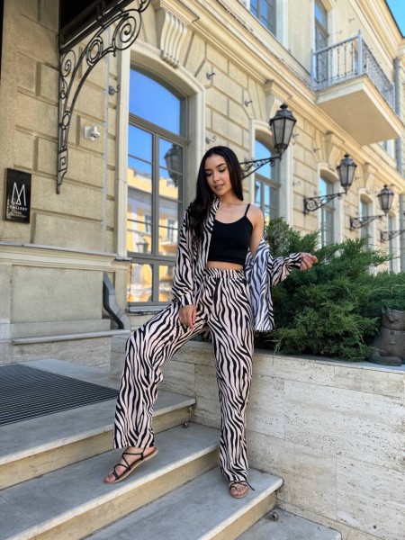 Легкий прогулочный костюм зебра бежевого цвета 30573