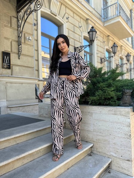 Легкий прогулочный костюм зебра бежевого цвета 30573