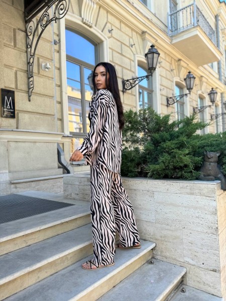 Легкий прогулочный костюм зебра бежевого цвета 30573