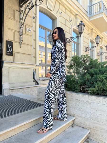 Легкий прогулочный костюм зебра белого цвета 30574