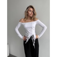 Женская ассиметричная кофта с открытыми плечами белого цвета 30649
