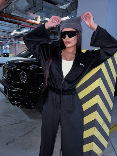 Женский велюровый комбинезон черного цвета 30653