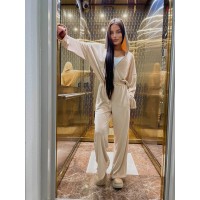 Жіночий велюровий комбінезон бежевого кольору 30656