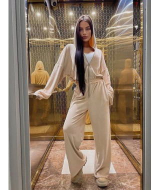 Женский велюровый комбинезон бежевого цвета 30656