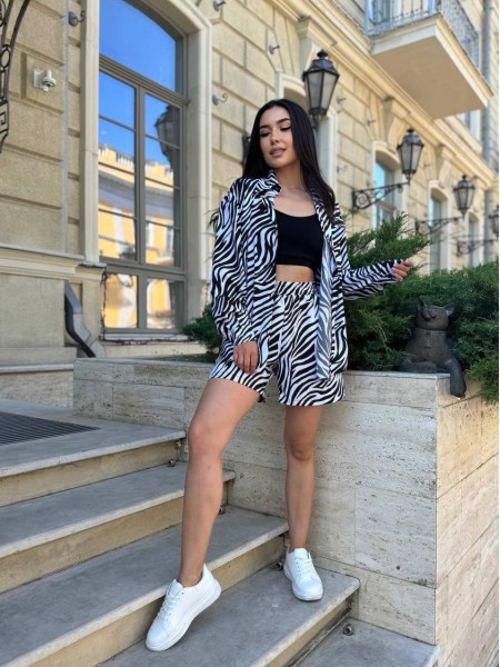 Легкий прогулочный костюм с шортами зебра белого цвета 30664