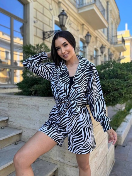 Легкий прогулочный костюм с шортами зебра белого цвета 30664