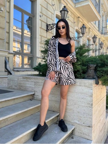 Легкий прогулочный костюм с шортами, зебра бежевого цвета 30665